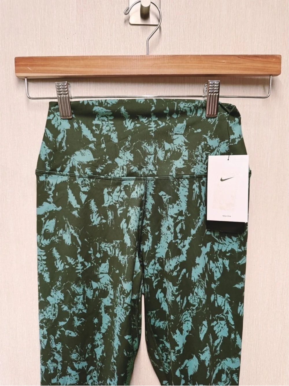 NWOT Nike Dri-Fit High Rise 7/8 Green Abstract Athletic Leggings, Size Small